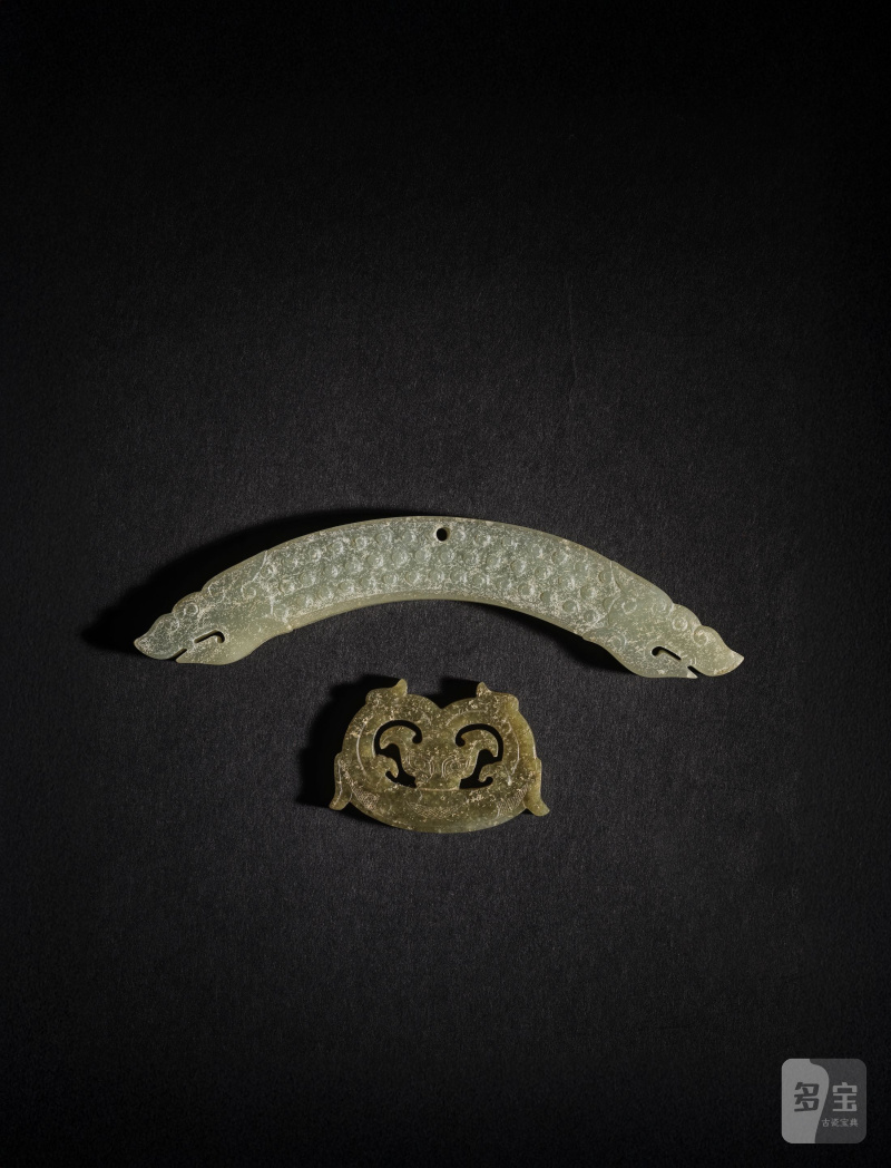 東周晚期 玉鏤雕龍紋珮及玉龍首璜 | DEUX PENDENTIFS EN JADE - 图2